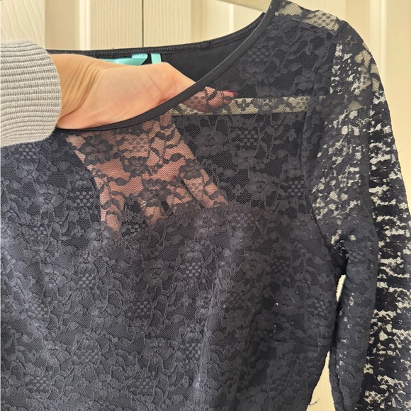 Elegant Black Lace Dress - Picture 2 of 3